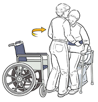 Proveedor de atención médica que usa un cinturón de sujeción para ayudar al paciente a sentarse en el inodoro desde la silla de ruedas.
